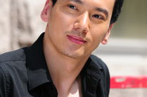 演说家王坤个人资料,激情演说家，引领时代声音的传播者